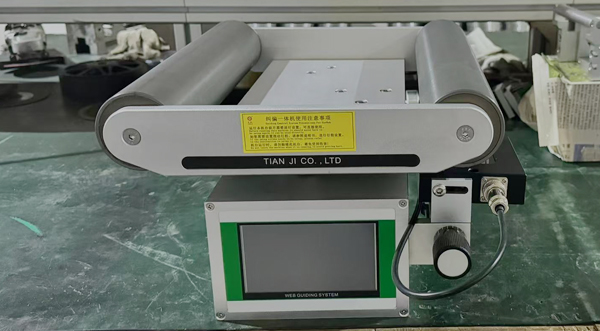 制袋機(jī)收放卷偏離？糾偏機(jī)助您解決難題